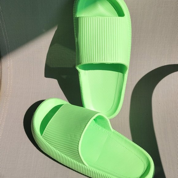 Cloud Cushion Cozi Slides Size 7.5 to 8 LNWOT - Picture 7 of 13